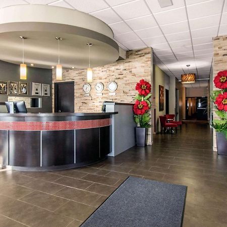 Econo Lodge Inn & Suites Saint Apollinaire Bagian luar foto