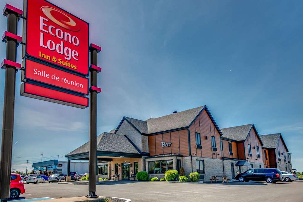 Econo Lodge Inn & Suites Saint Apollinaire Bagian luar foto