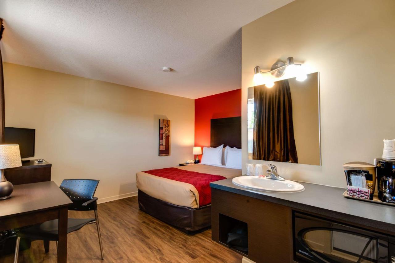 Econo Lodge Inn & Suites Saint Apollinaire Bagian luar foto