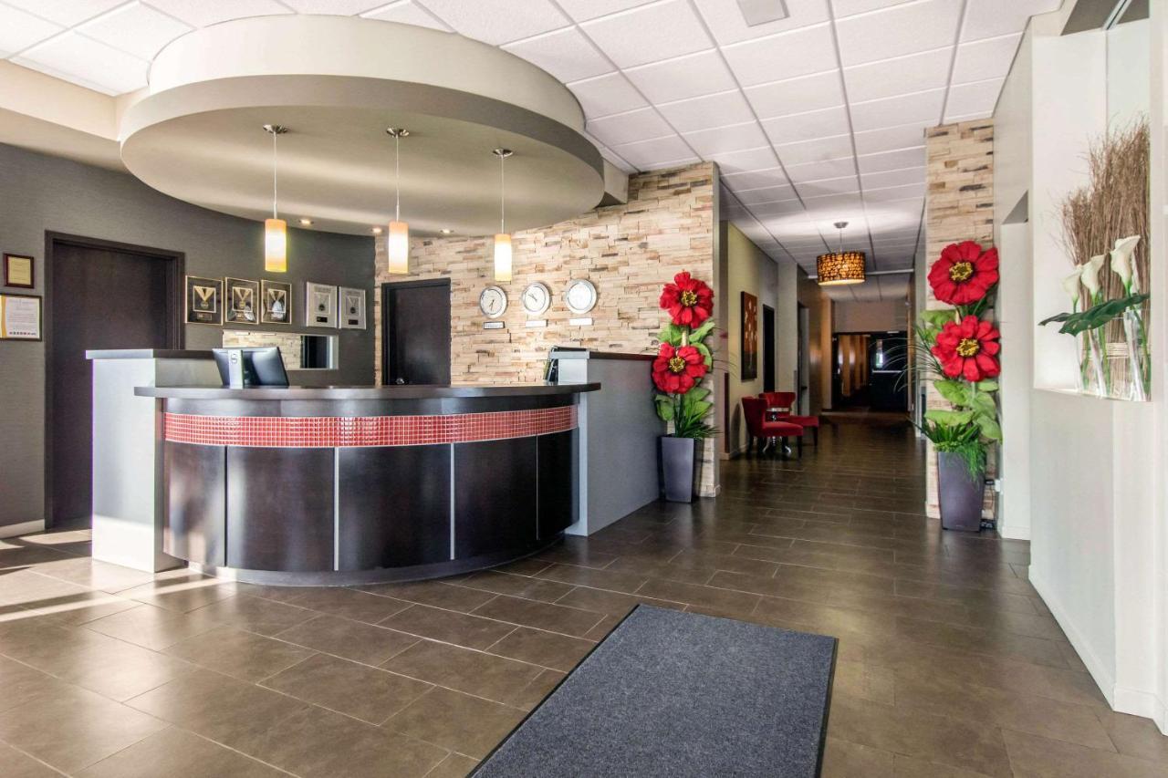 Econo Lodge Inn & Suites Saint Apollinaire Bagian luar foto