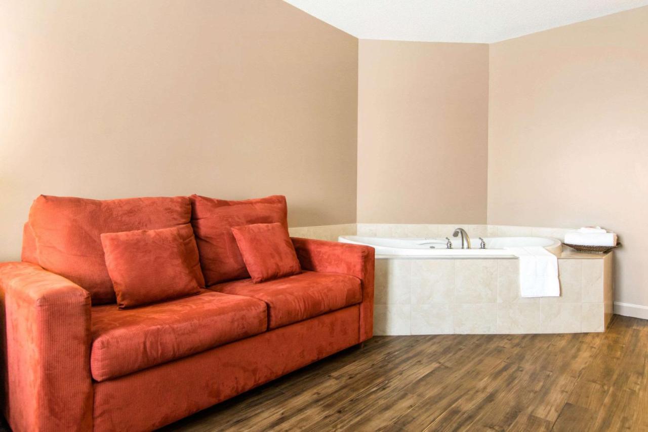 Econo Lodge Inn & Suites Saint Apollinaire Bagian luar foto
