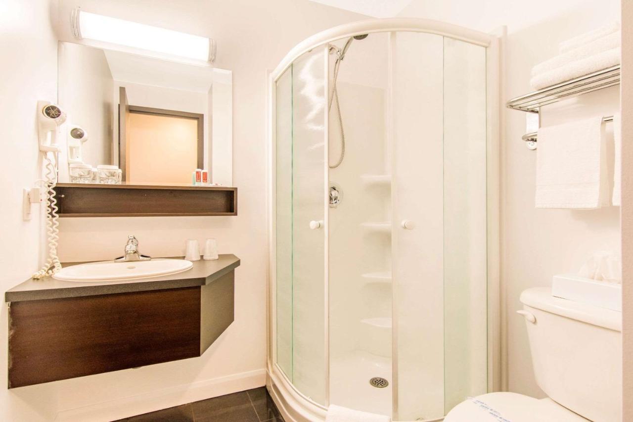 Econo Lodge Inn & Suites Saint Apollinaire Bagian luar foto