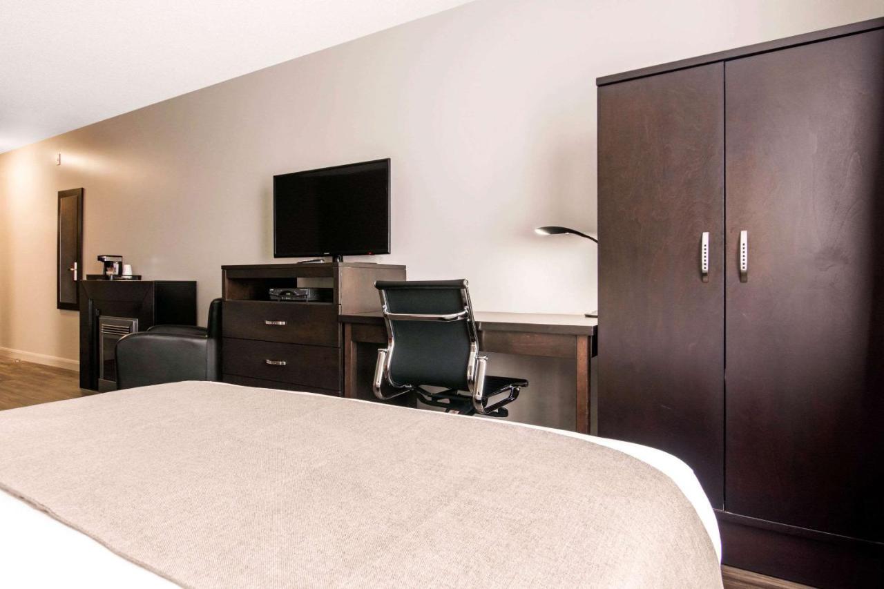 Econo Lodge Inn & Suites Saint Apollinaire Bagian luar foto