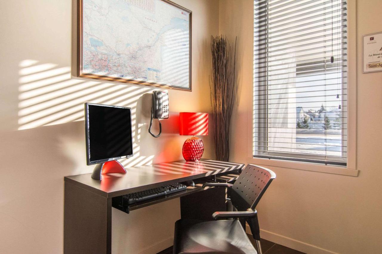 Econo Lodge Inn & Suites Saint Apollinaire Bagian luar foto