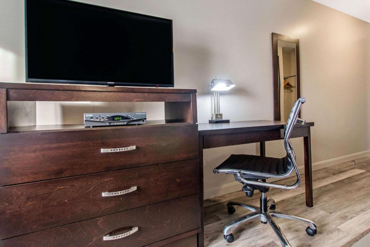 Econo Lodge Inn & Suites Saint Apollinaire Bagian luar foto