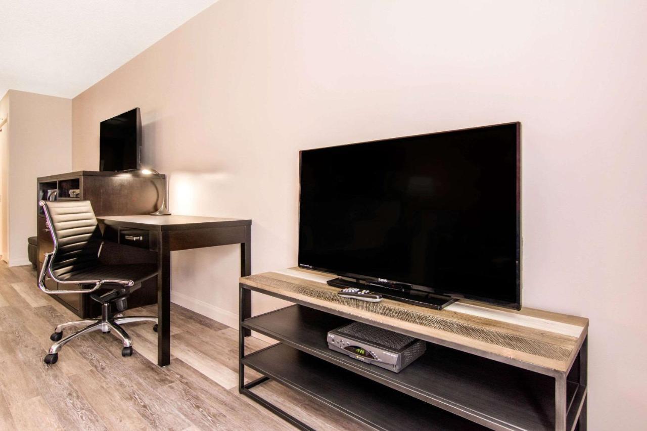 Econo Lodge Inn & Suites Saint Apollinaire Bagian luar foto