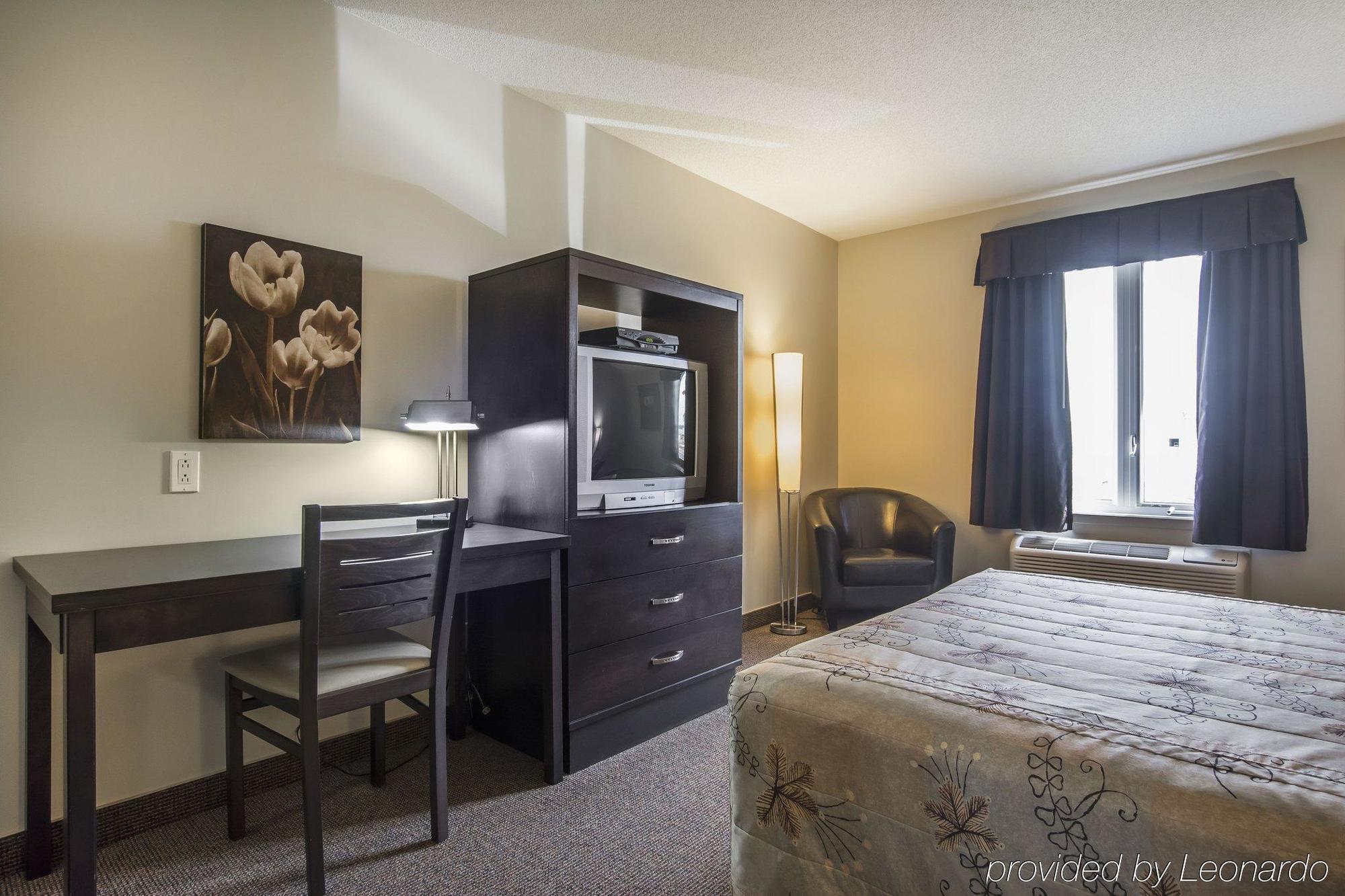 Econo Lodge Inn & Suites Saint Apollinaire Bagian luar foto