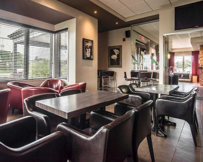 Econo Lodge Inn & Suites Saint Apollinaire Bagian luar foto