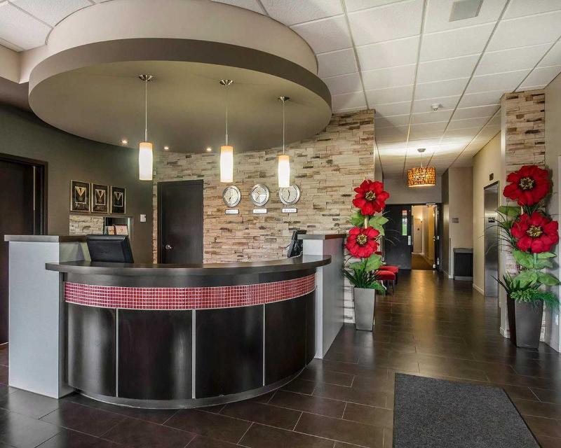 Econo Lodge Inn & Suites Saint Apollinaire Bagian luar foto