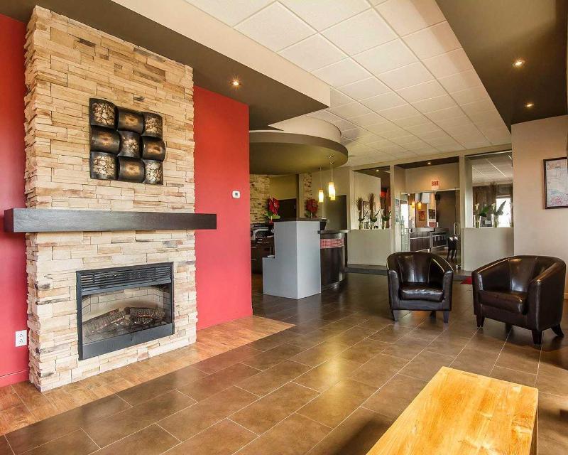 Econo Lodge Inn & Suites Saint Apollinaire Bagian luar foto