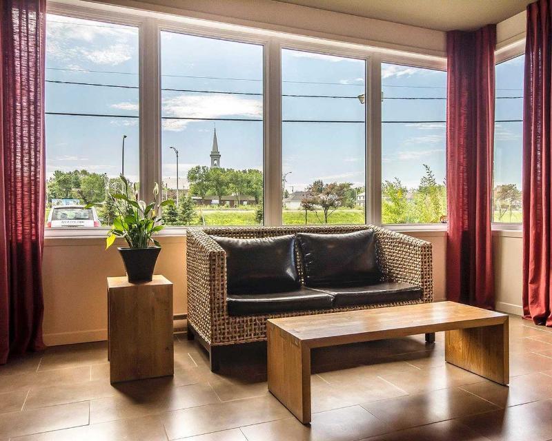 Econo Lodge Inn & Suites Saint Apollinaire Bagian luar foto