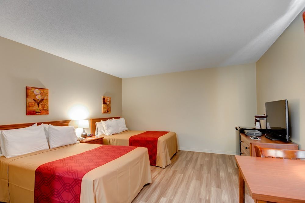 Econo Lodge Inn & Suites Saint Apollinaire Bagian luar foto