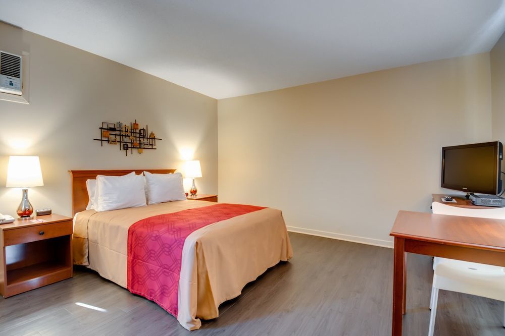 Econo Lodge Inn & Suites Saint Apollinaire Bagian luar foto