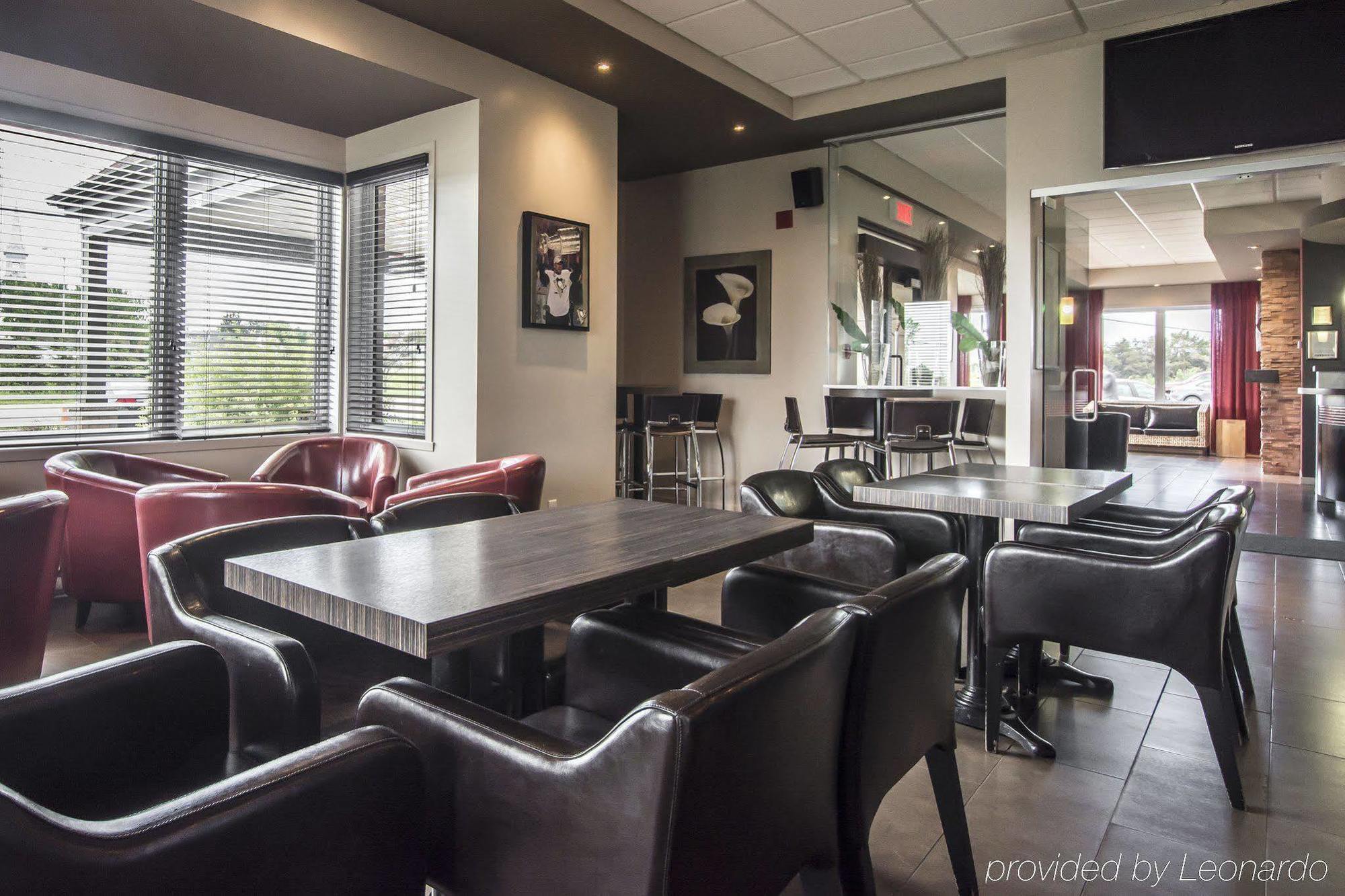 Econo Lodge Inn & Suites Saint Apollinaire Bagian luar foto
