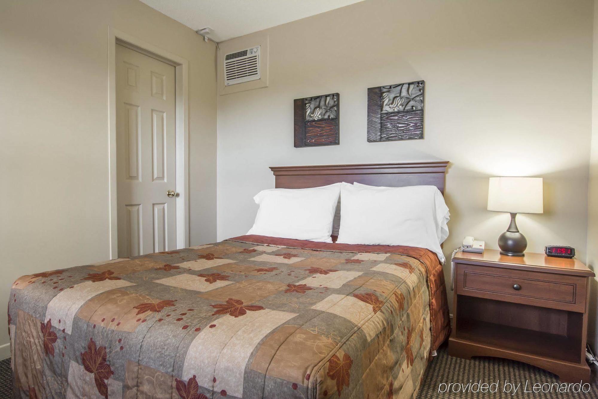 Econo Lodge Inn & Suites Saint Apollinaire Bagian luar foto