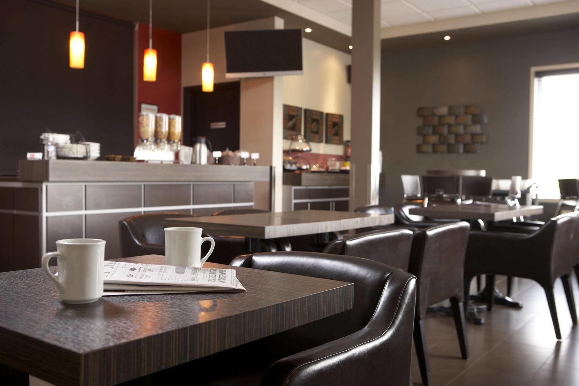 Econo Lodge Inn & Suites Saint Apollinaire Bagian luar foto