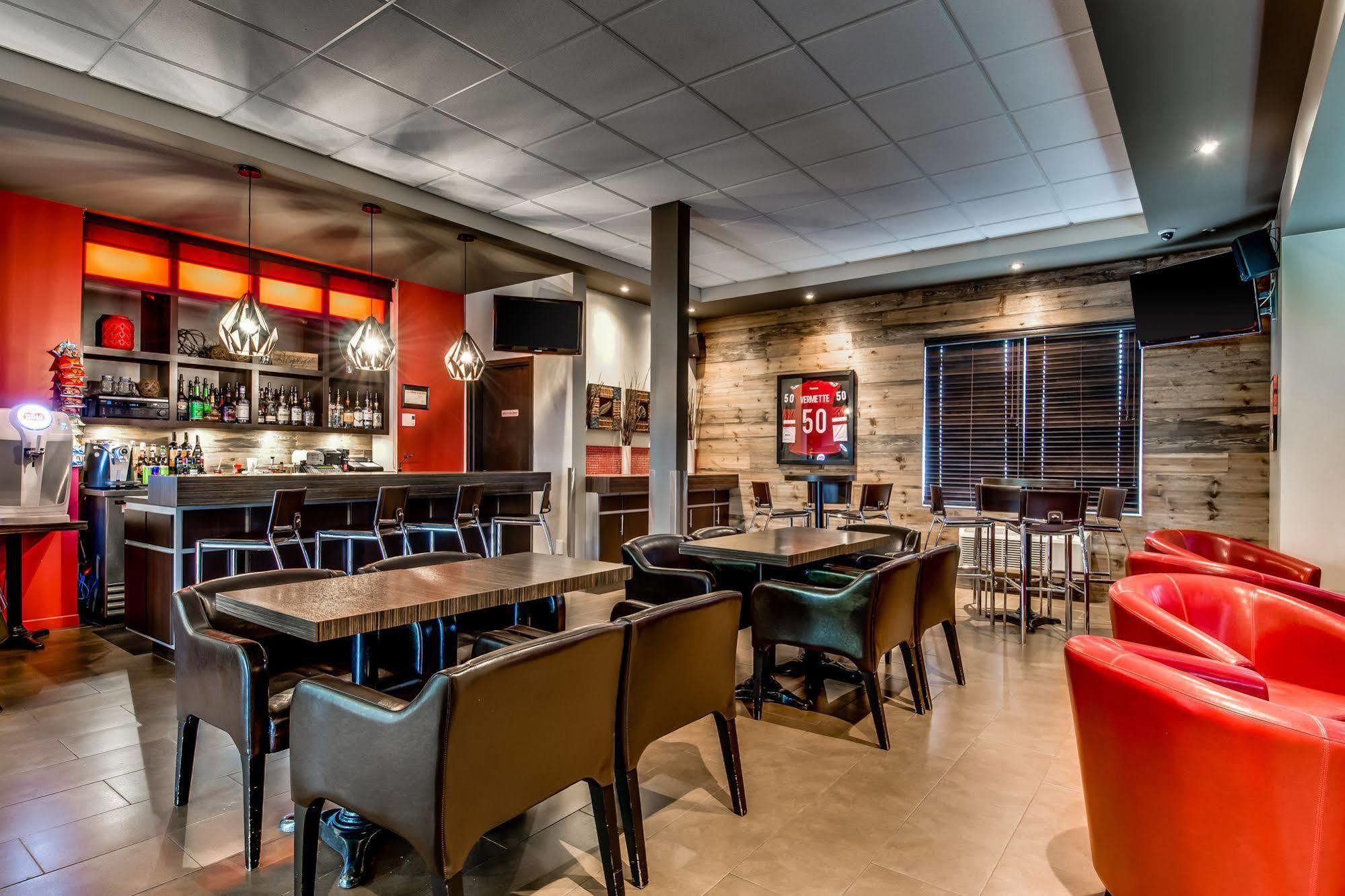 Econo Lodge Inn & Suites Saint Apollinaire Bagian luar foto