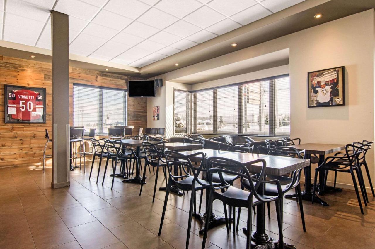 Econo Lodge Inn & Suites Saint Apollinaire Bagian luar foto
