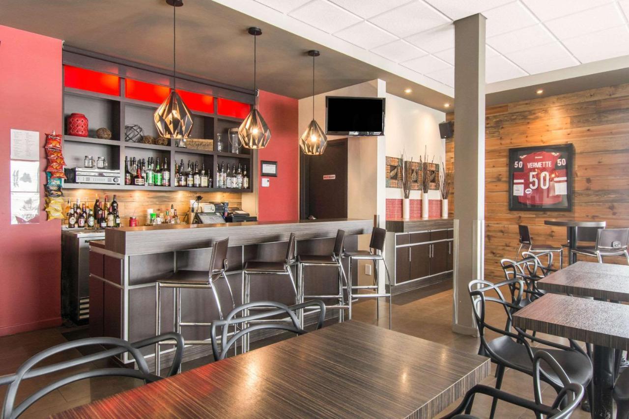 Econo Lodge Inn & Suites Saint Apollinaire Bagian luar foto