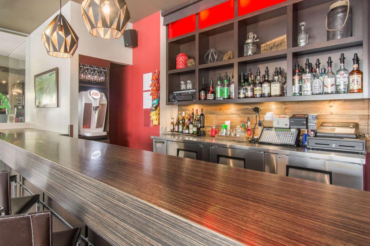 Econo Lodge Inn & Suites Saint Apollinaire Bagian luar foto