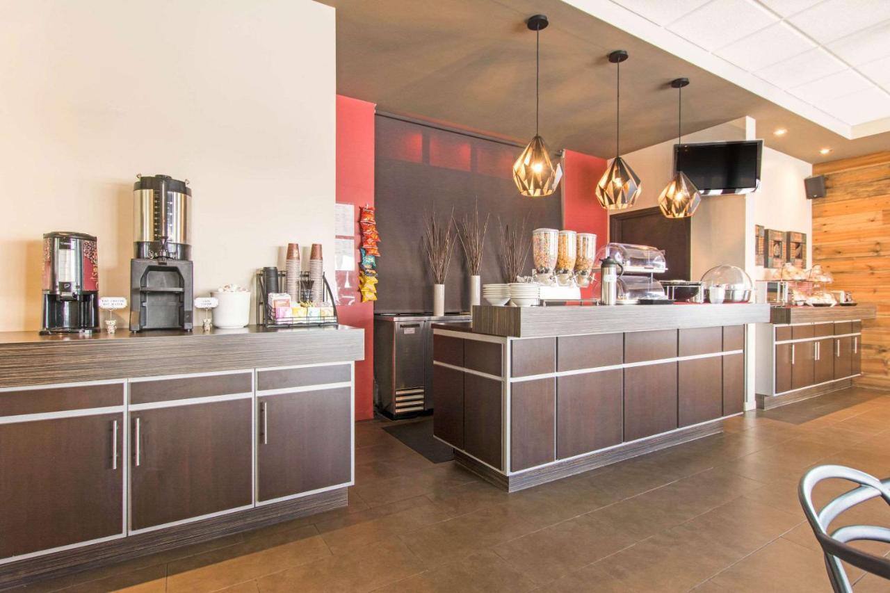 Econo Lodge Inn & Suites Saint Apollinaire Bagian luar foto