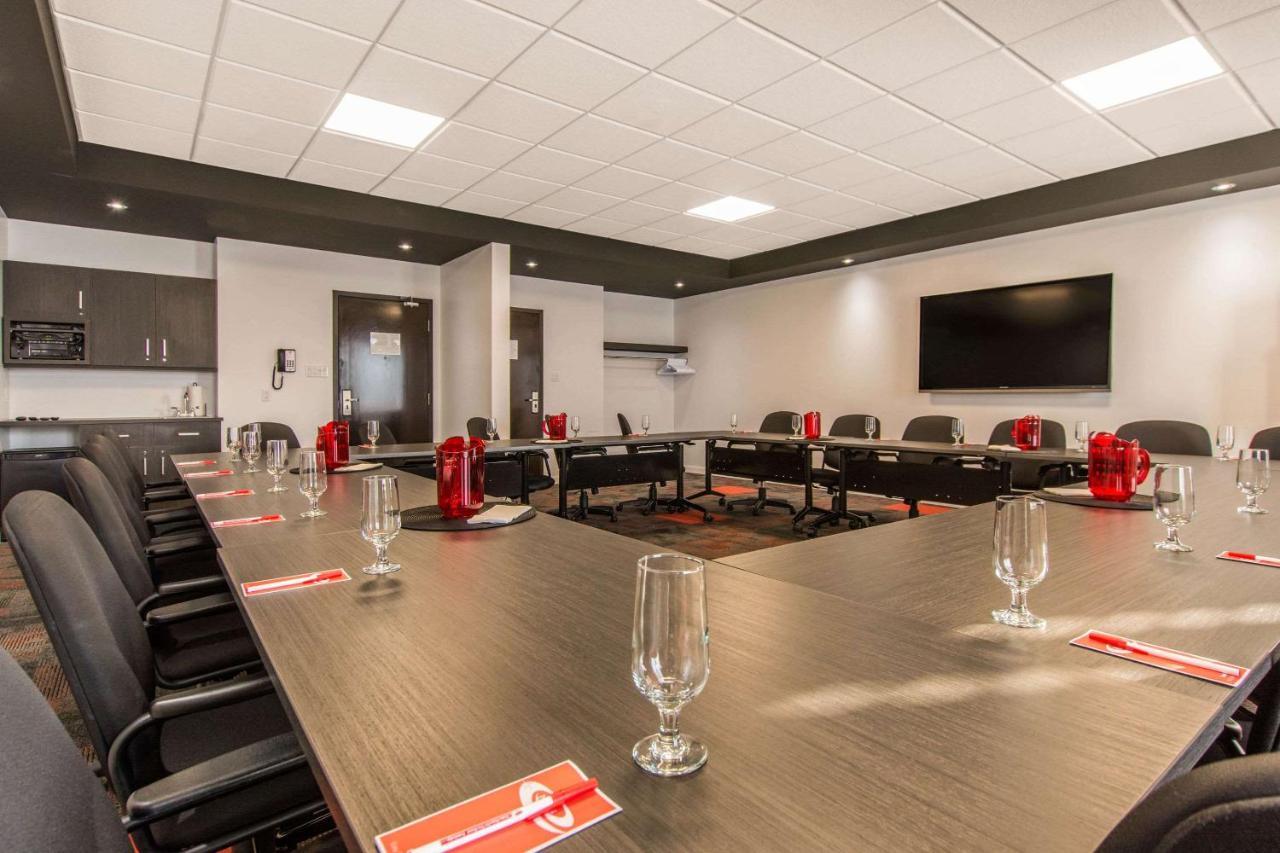 Econo Lodge Inn & Suites Saint Apollinaire Bagian luar foto