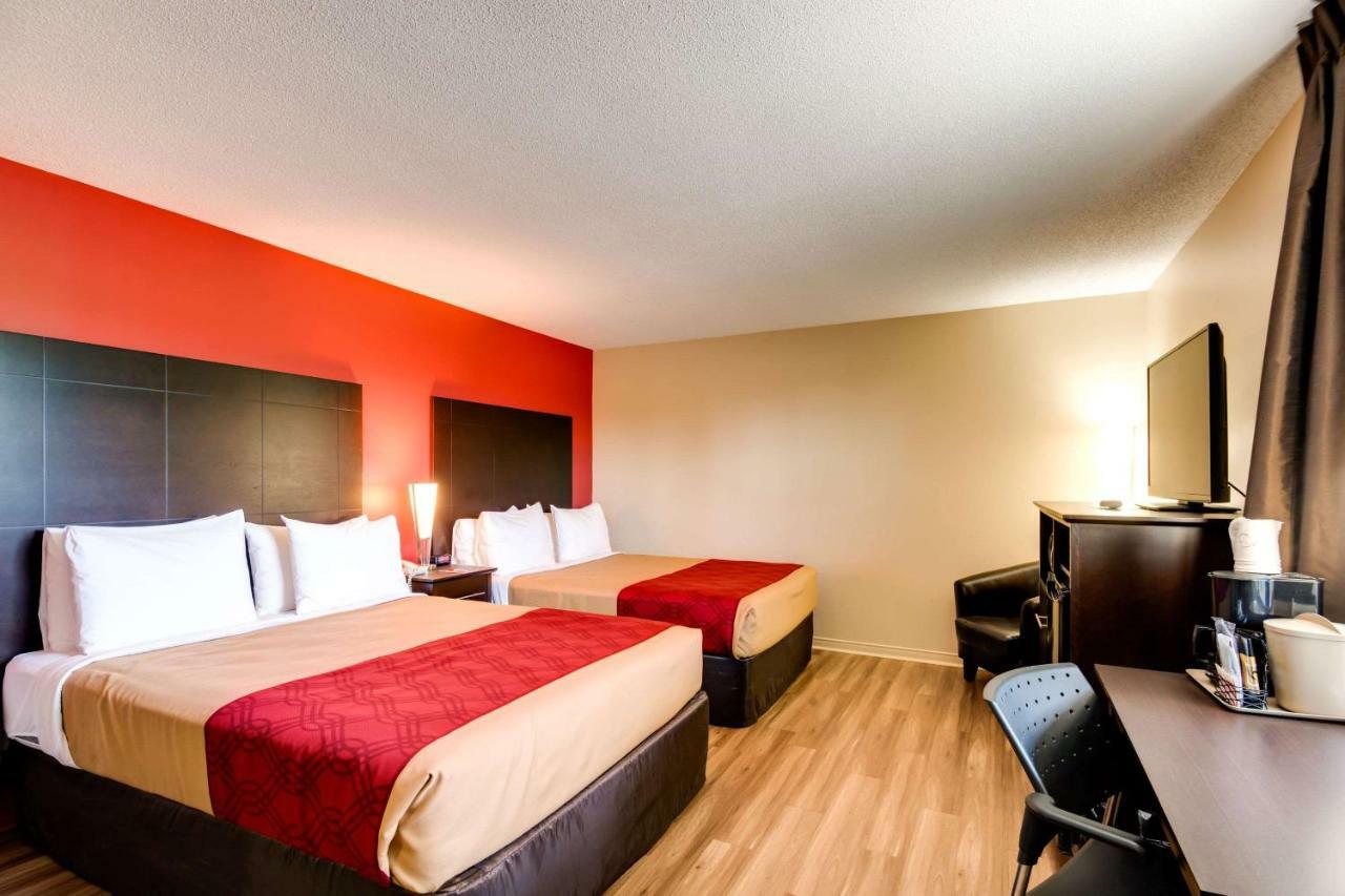 Econo Lodge Inn & Suites Saint Apollinaire Bagian luar foto