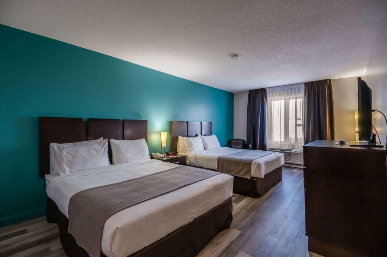 Econo Lodge Inn & Suites Saint Apollinaire Bagian luar foto